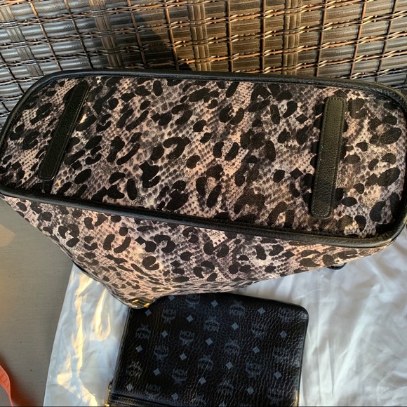 *SOLD* MCM Large Anya Reversible Tote with pouch - Picture 11 of 16